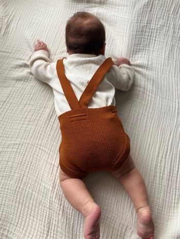 Mama Yoyo Ayarlanabilir Askılı Triko Bebek Şortu - Konsept Bebek Kıyafeti Romper - Kahverengi Tarçın